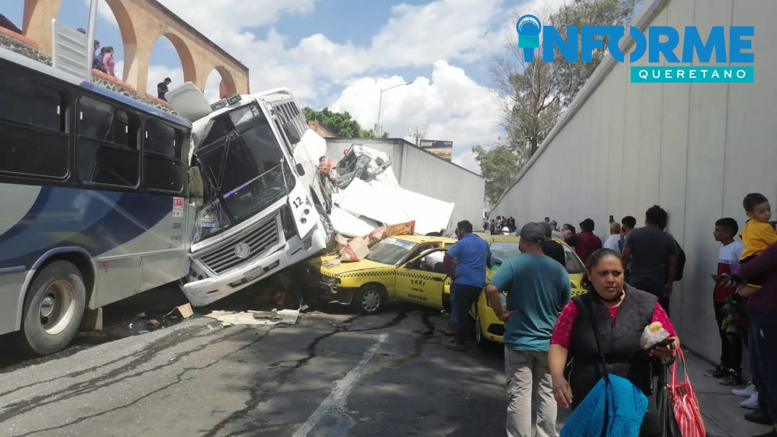 23 vehículos involucrados en fuerte carambola en la México Querétaro