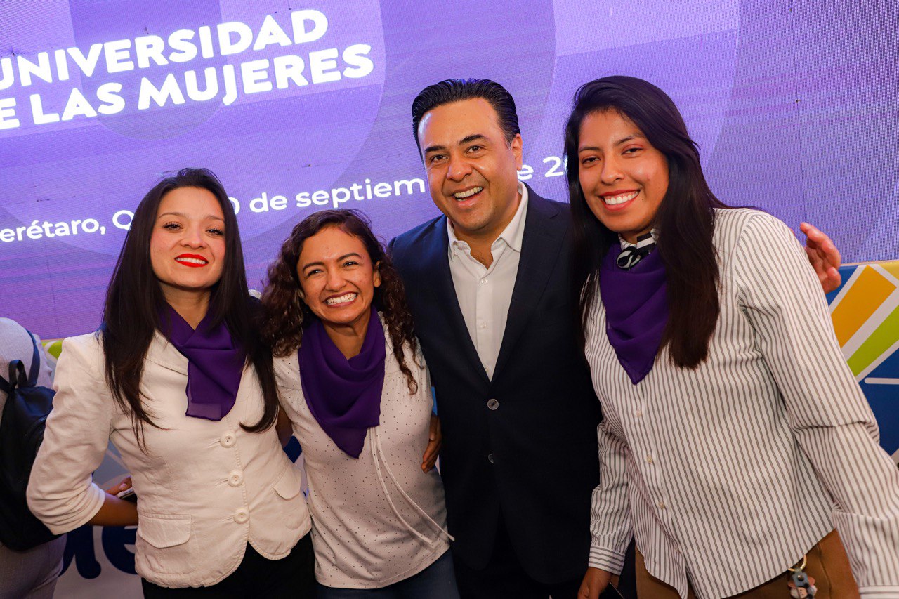 <em>Luis Nava da la bienvenida a mil 200 alumnas de la Universidad de las Mujeres</em>