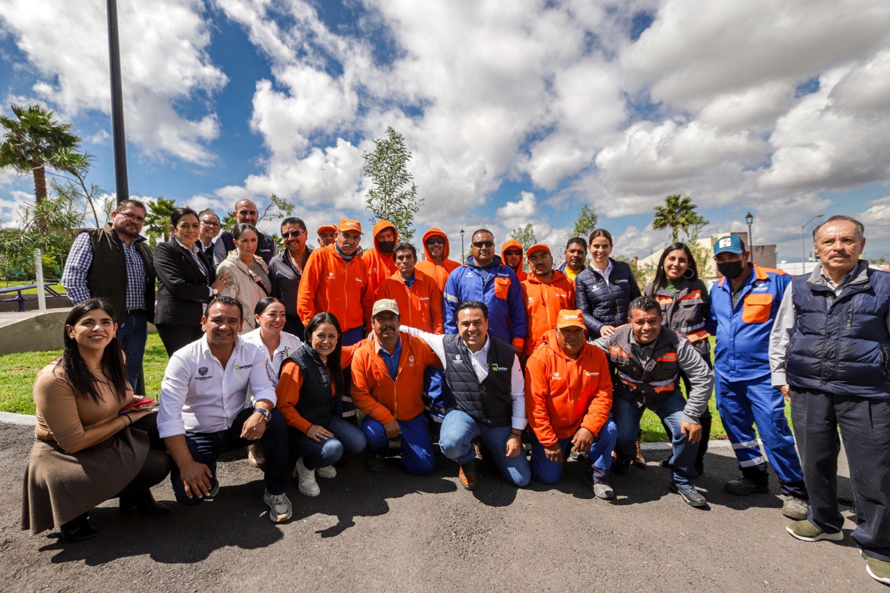 Entrega Luis Nava dos parques en la colonia Campestre Italiana