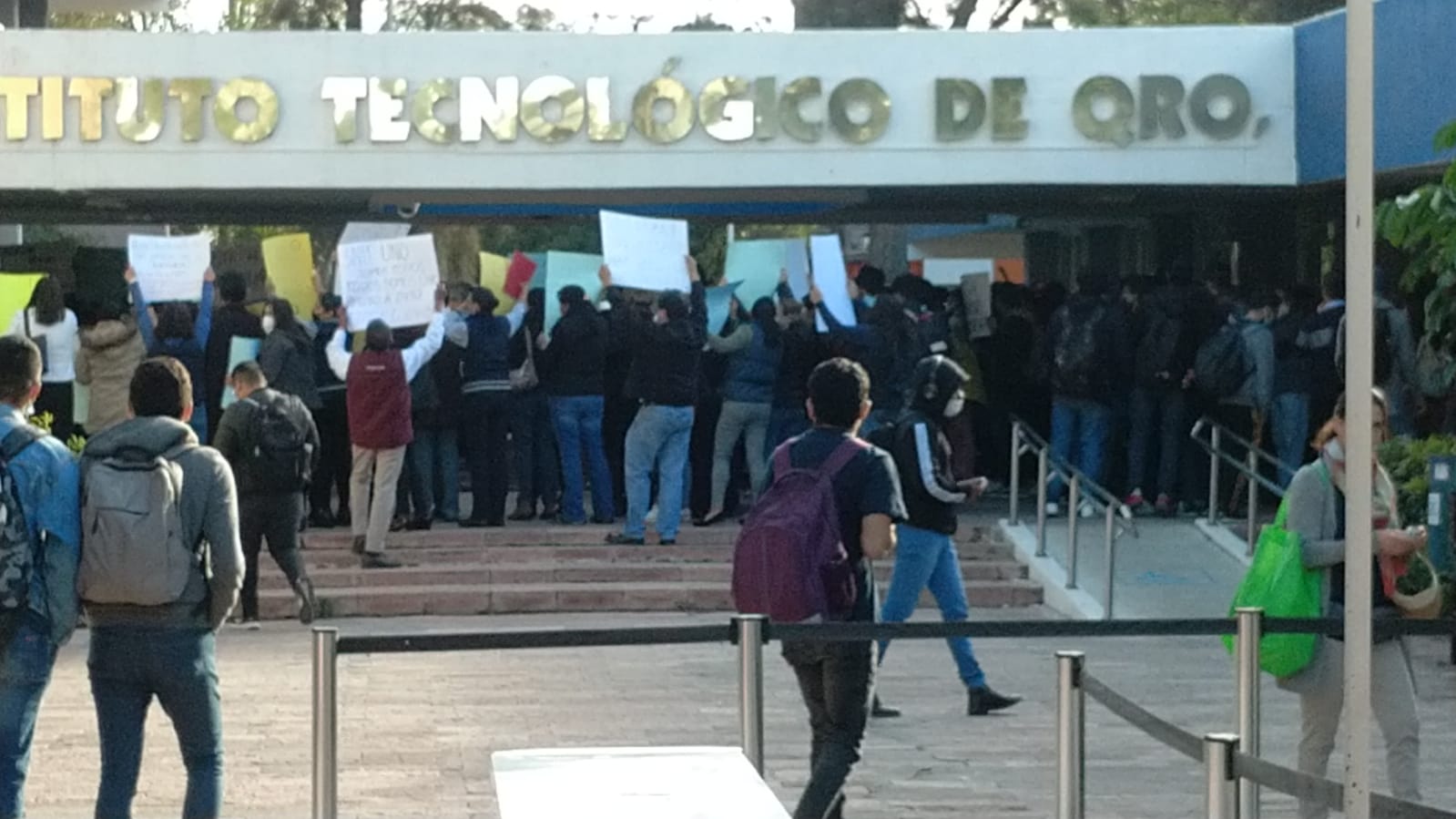 Maestros exigen salida de directivos del Tecnológico de Querétaro