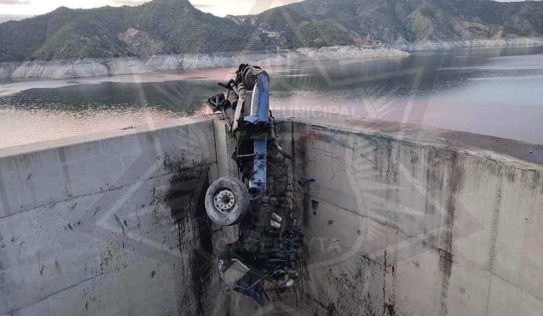 Dos muertos tras salida de camino de tráiler en Cadereyta