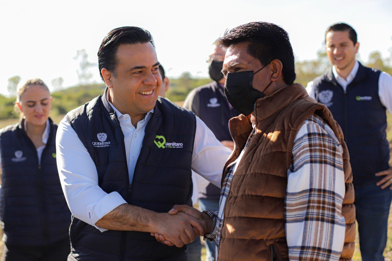 Entrega Luis Nava 6 nuevos tractores para apoyo de productores agrícolas