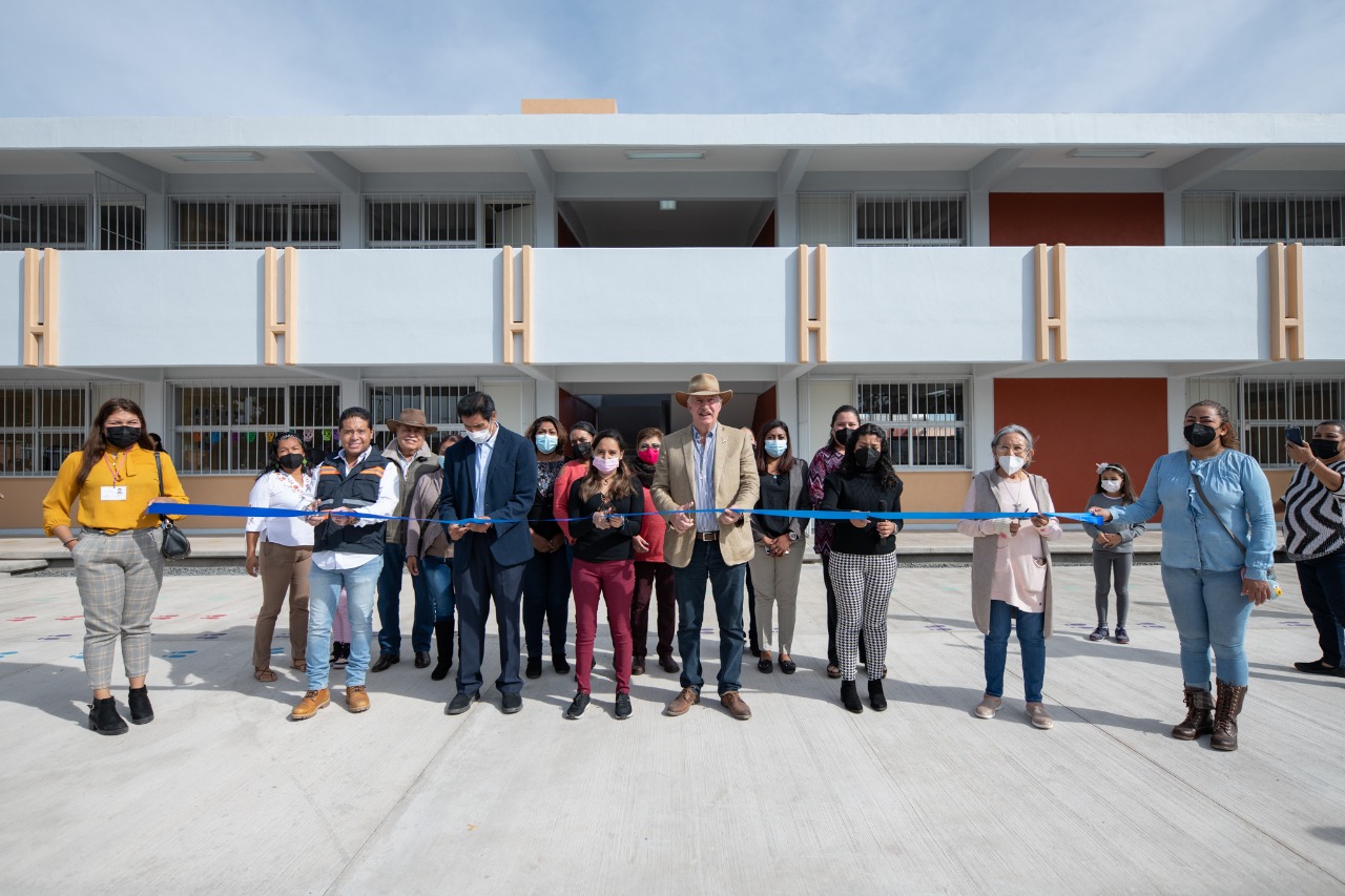 Enrique Vega Carriles inaugura escuela en el fraccionamiento Hacienda la Cruz
