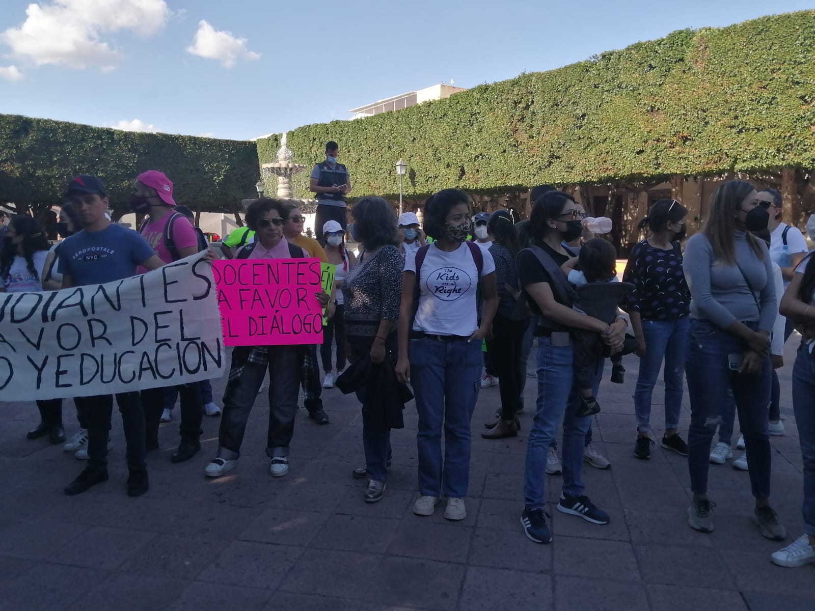 Marchan estudiantes y administrativos para liberar la UAQ