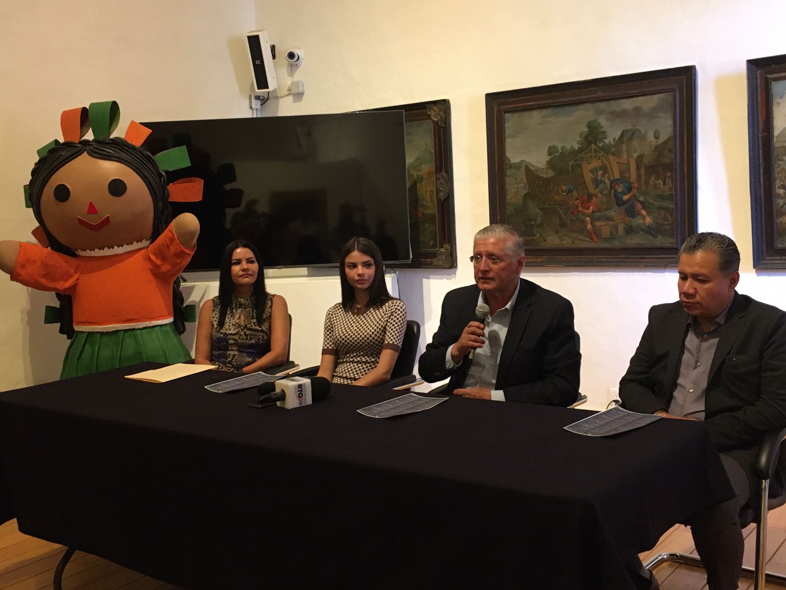 Presentan a la reina de las Fiestas de Navidad y programa de eventos en Querétaro.