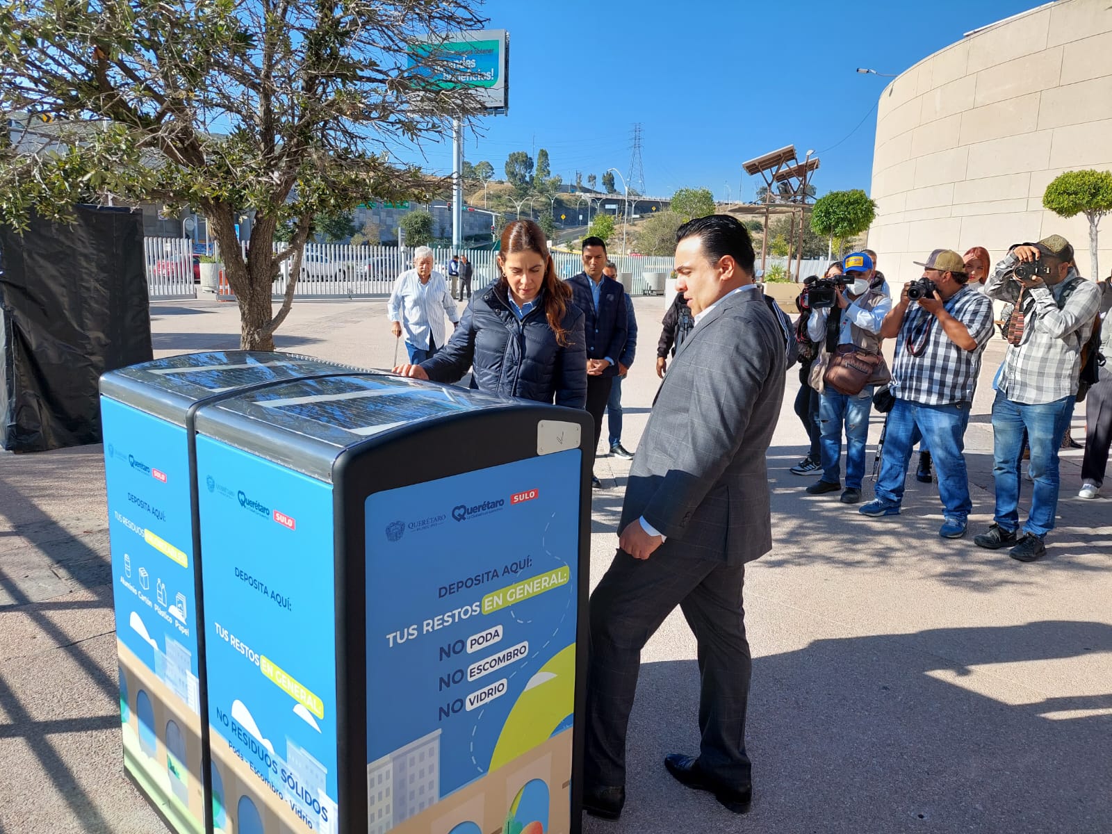 Presentan nuevas papeleras compactadoras solares