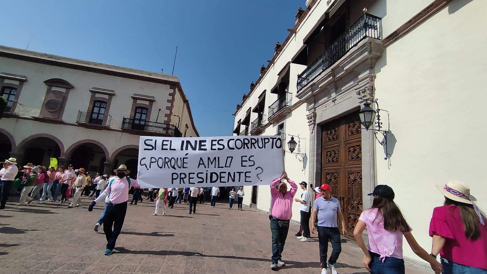 Marchan queretanos en defensa del INE.