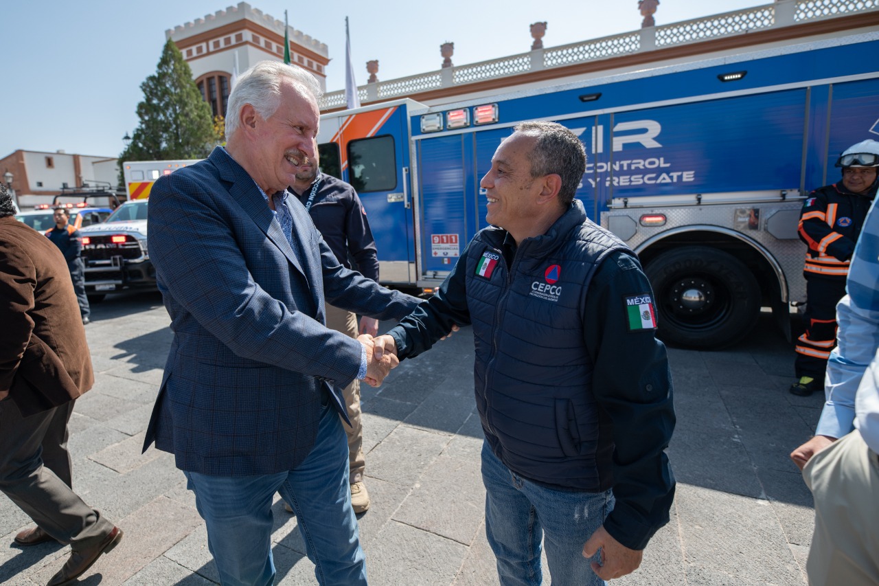 Enrique Vega refuerza atención de urgencias con entrega de parque vehicular a Protección Civil