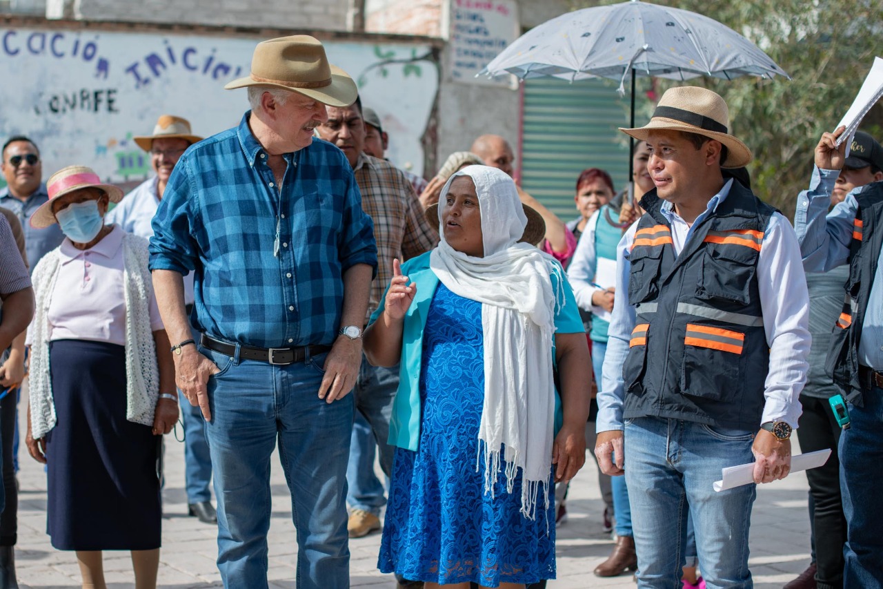 Entrega Enrique Vega obra educativa y social en tres localidades de El Marqués