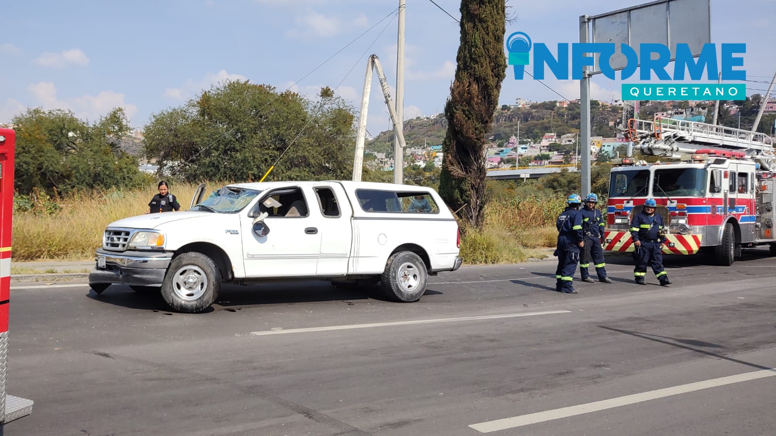 Aparatosa volcadura en Bernardo Quintana a la altura de La Obrera