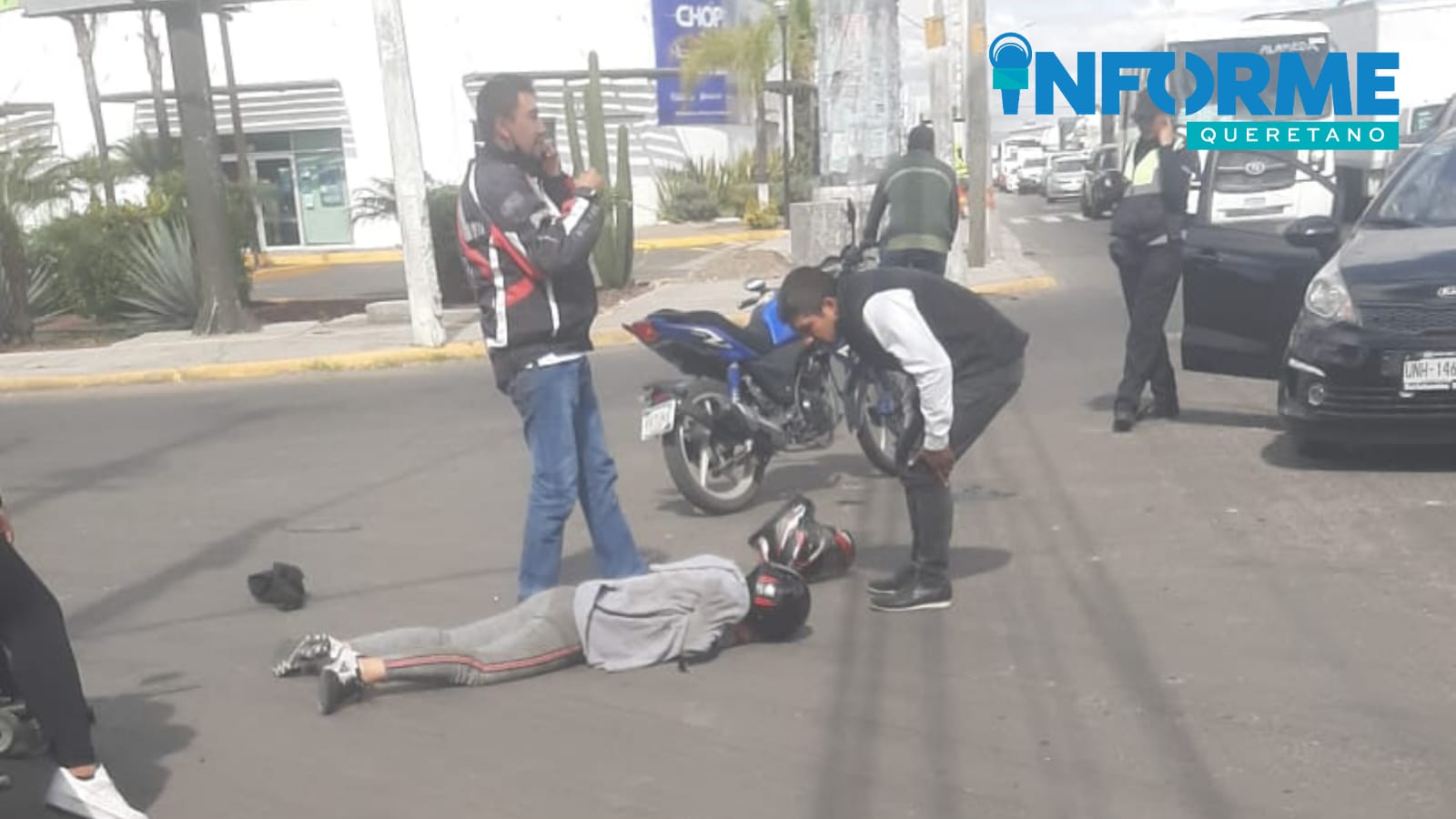 Aparatoso choque entre motocicleta y automóvil