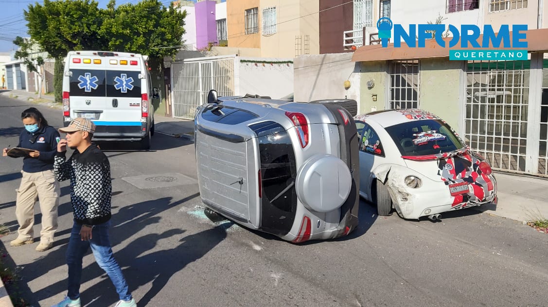 Aparatoso choque y volcadura en la colonia Colinas del Sur