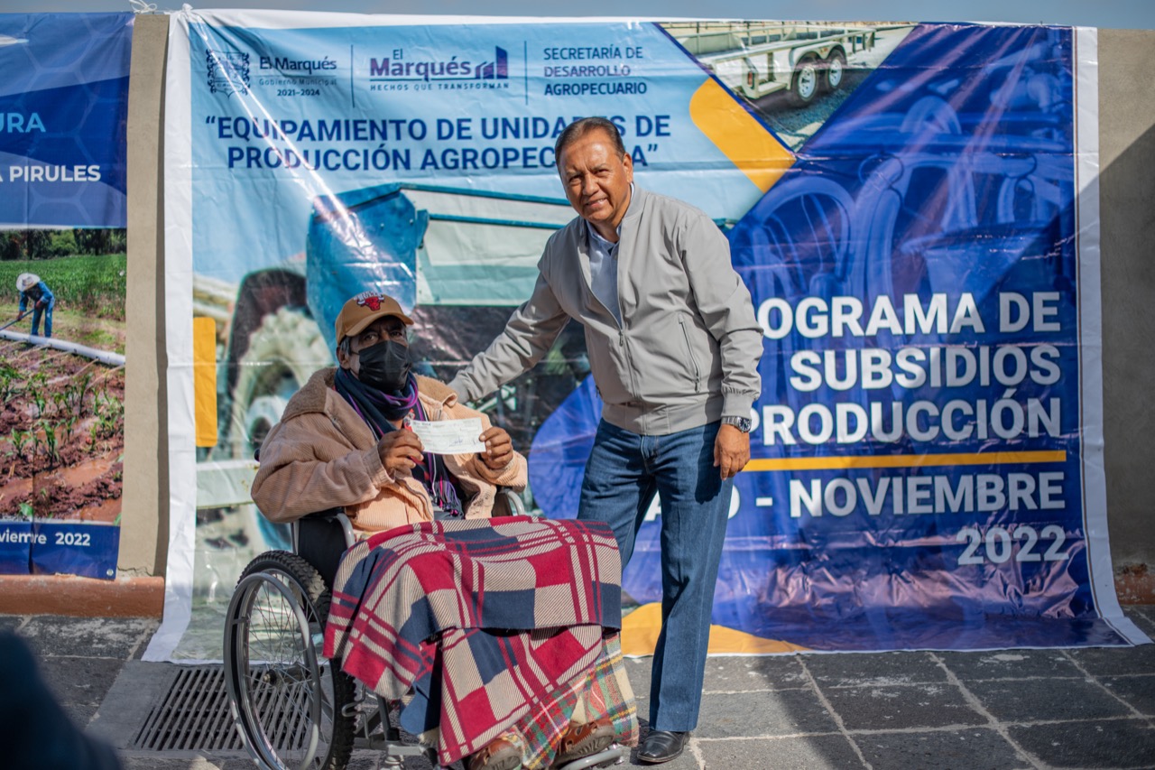 Entrega El Marqués, estímulos económicos a productores para equipamiento, infraestructura y tecnología.