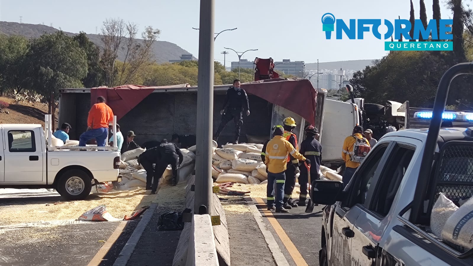 Camionazo en Bernardo Quintana a la altura de Arquitos