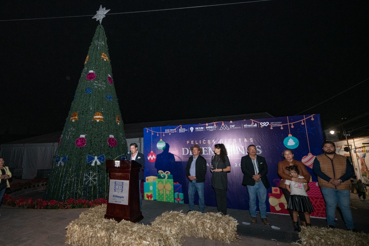 Encienden Árbol Navideño en El Marqués