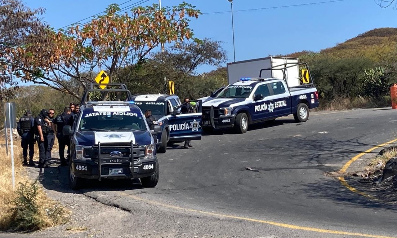 A golpes terminan los operadores de grúas frente a policías estatales