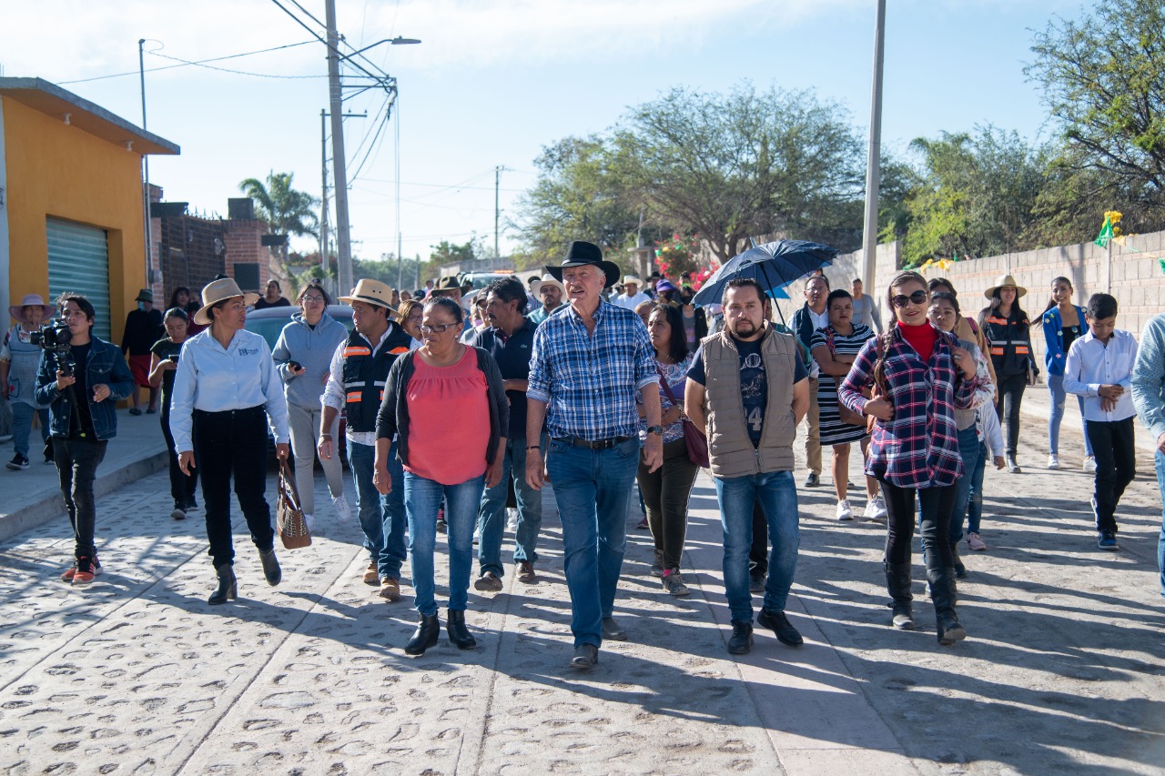 Enrique Vega entrega obra social superior a los 100 mdp, en cinco comunidades.