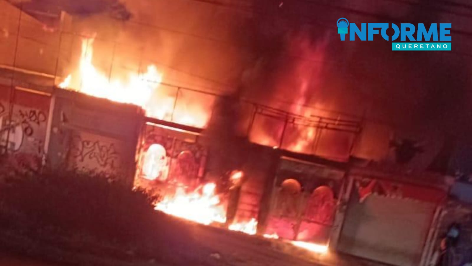 Fuerte incendio consumió al menos 4 comercios en la colonia Insurgentes