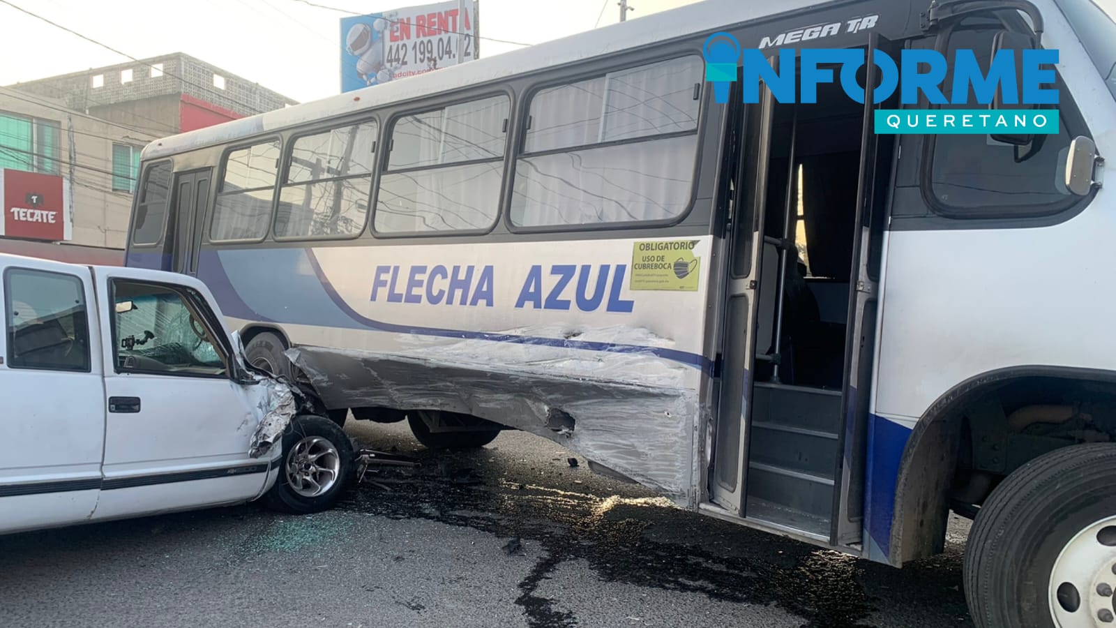 Aparatoso choque entre camioneta y camión de pasajeros en Pasteur