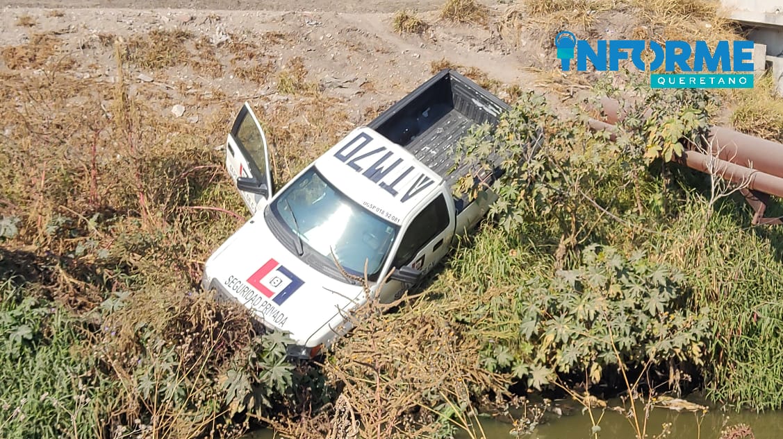 Camioneta de seguridad privada terminó en un dren pluvial