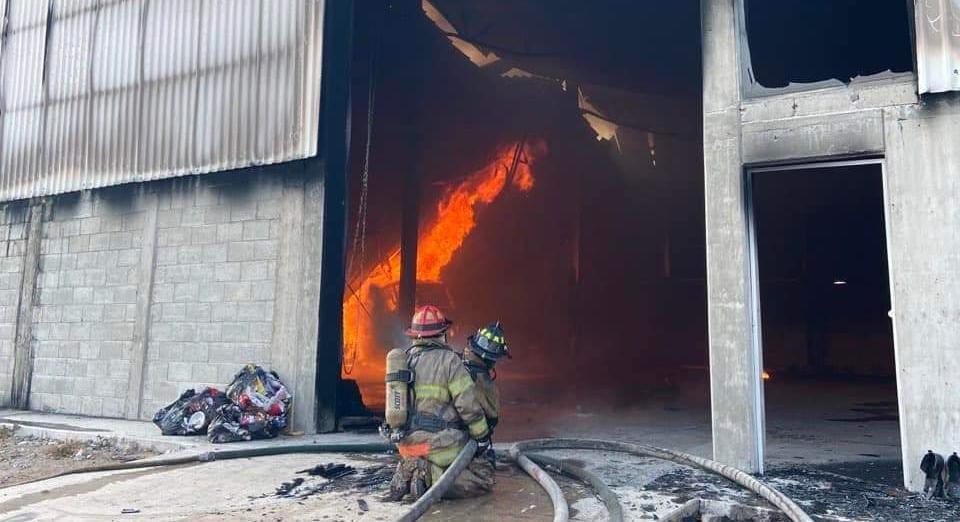 Arde bodega en camino a La Norita en el municipio de Corregidora