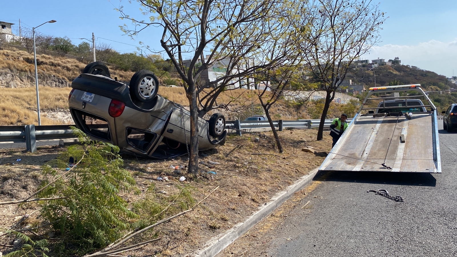 Vuelca auto en la de Chichimequillas