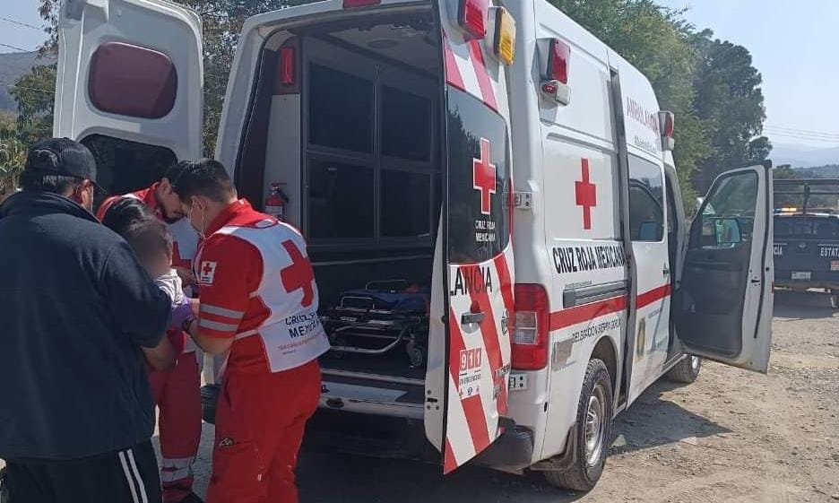 Paramédicos de Cruz Roja y policías salvan a un niño que se estaba atragantando