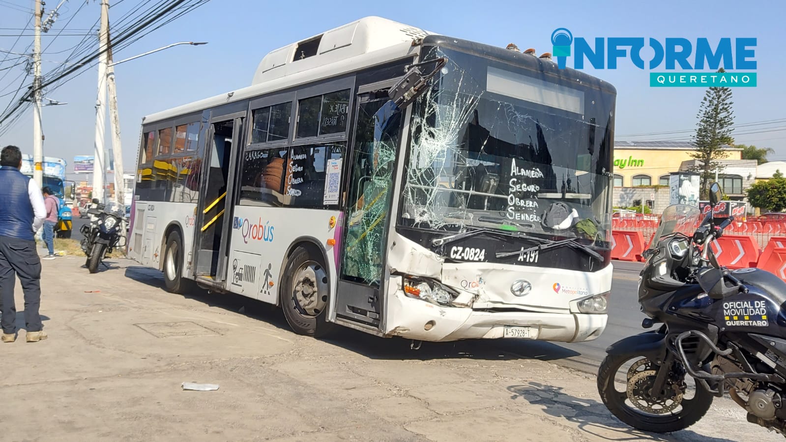 QroBus chocó contra camión refresquero en 5 de Febrero