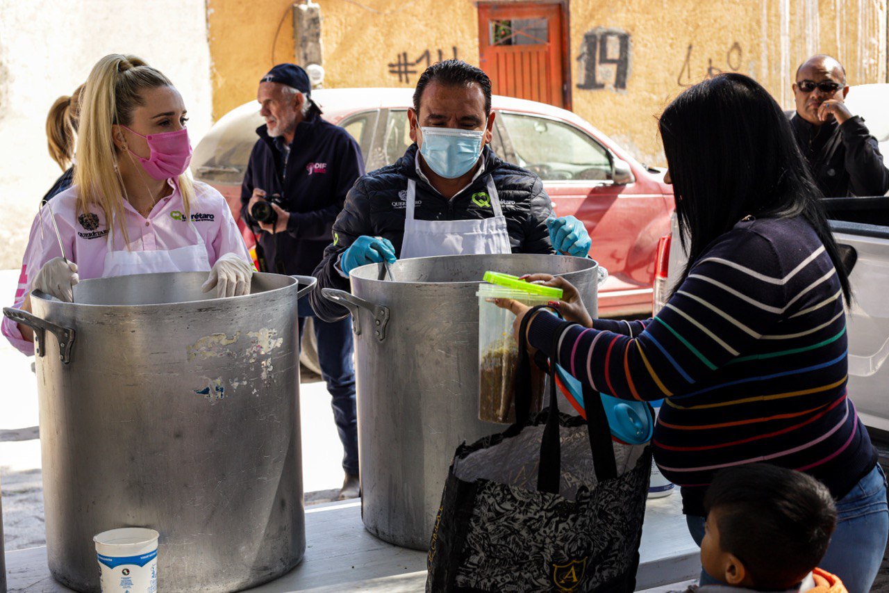 Asiste Arahí Domínguez a la colonia El Oasis con el programa Comedor Contigo.