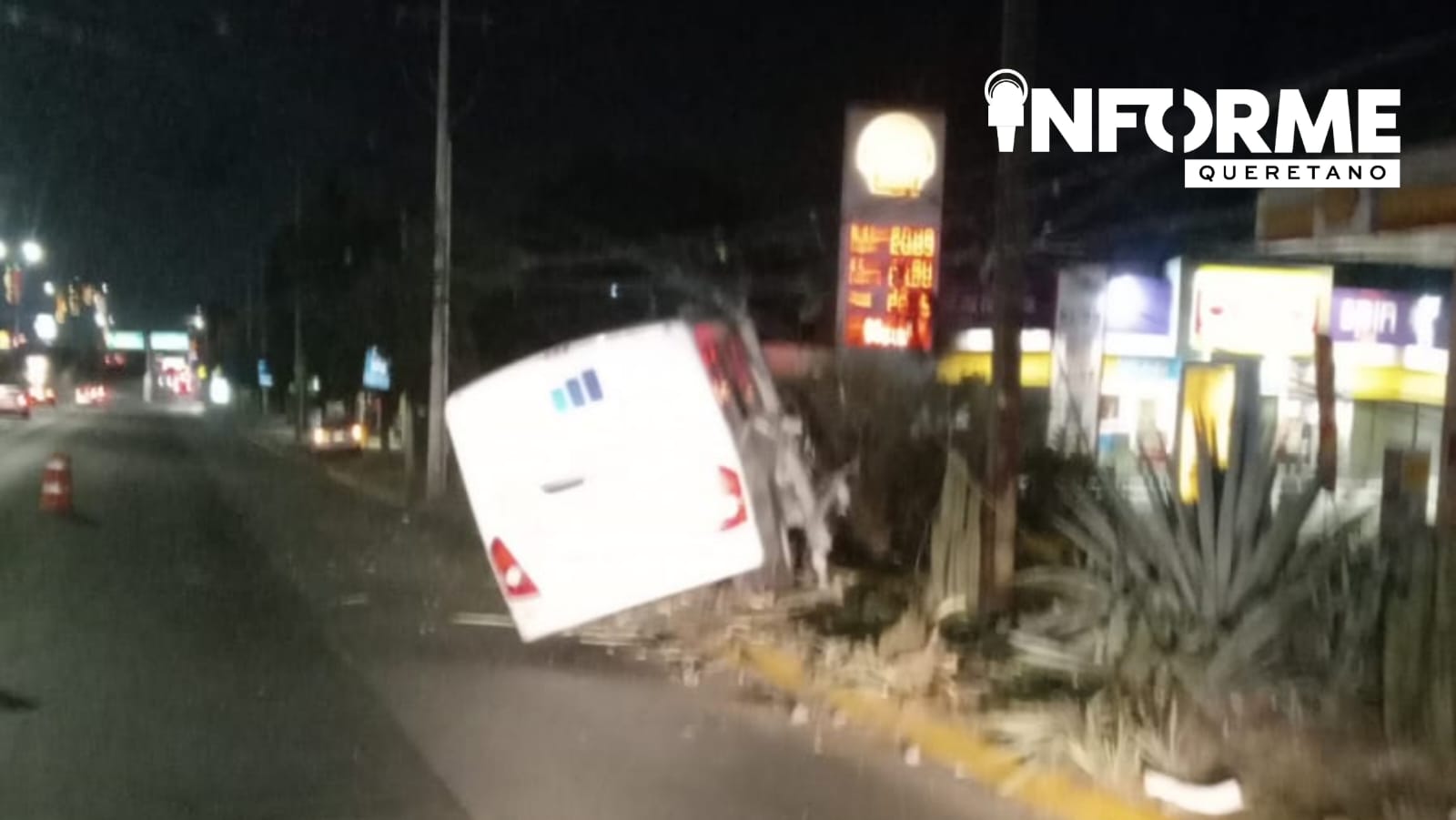 Camión de transporte de personal terminó impactado contra un poste de la CFE en Paseo Constituyentes