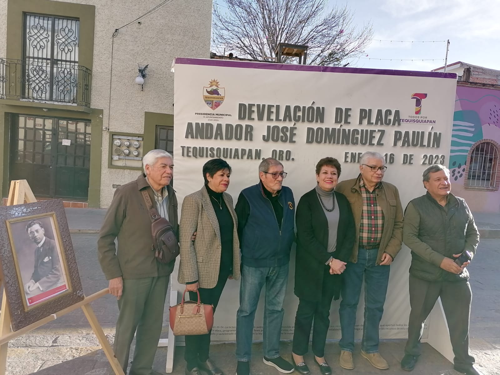 Develan placa José Domínguez Paulín en céntrico andador de Tequisquiapan