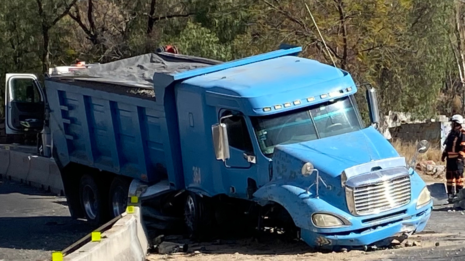 Camión de volteo protagonizó aparatoso accidente en la carretera estatal 200