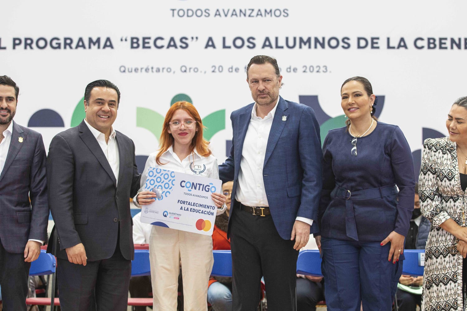 Entregan becas a estudiantes de la Normal del Estado de Querétaro