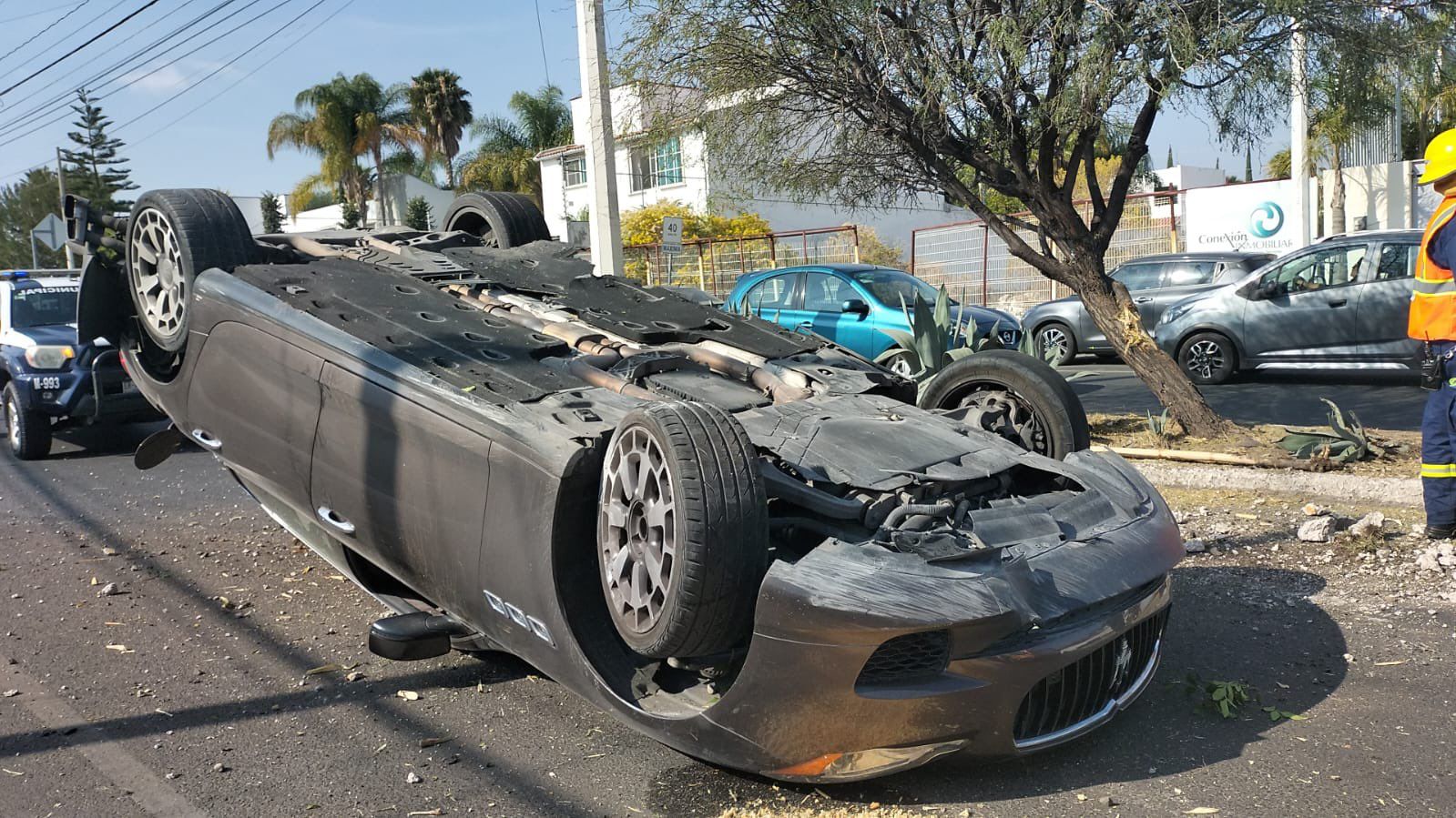 Volcadura de auto en Juriquilla