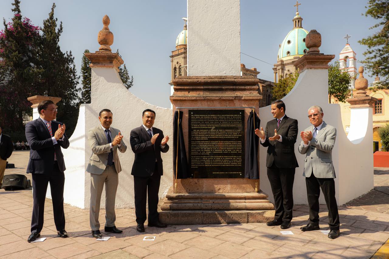 Develan placa conmemorativa por el 270 aniversario de la fundación de Santa Rosa Jáuregui