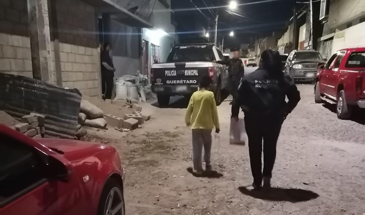 Policías municipales ayudan a niño extraviado y lo reúnen con su progenitora