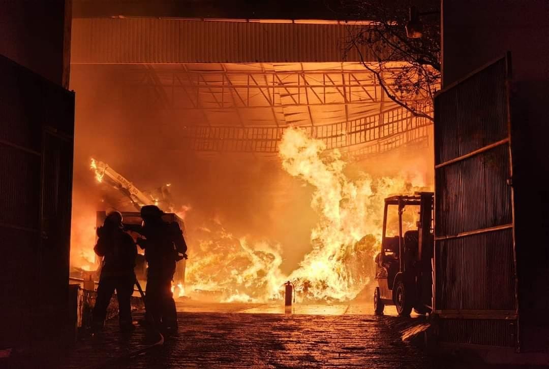Arde recicladora en Paseo de la República en Juriquilla