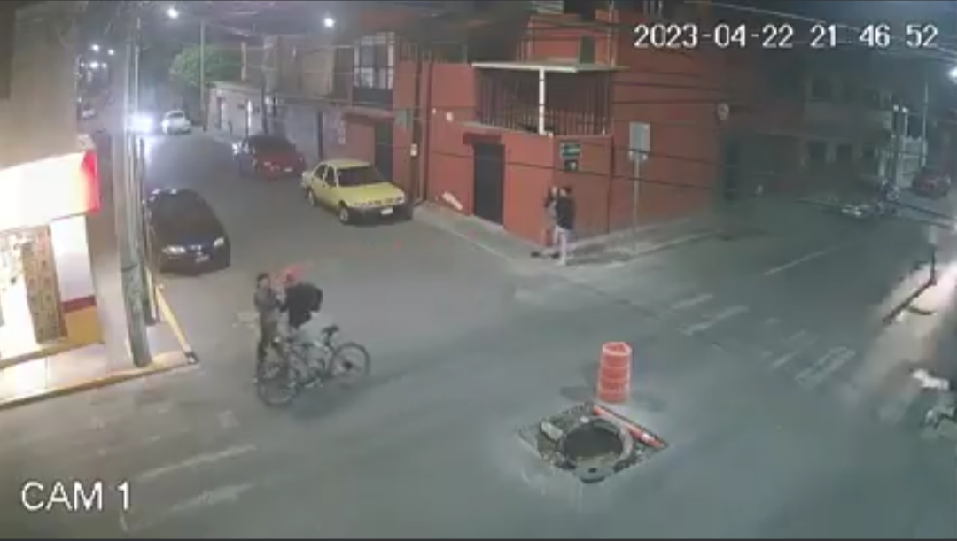 Motociclista embiste a peatón en la Niños Héroes y cae su moto