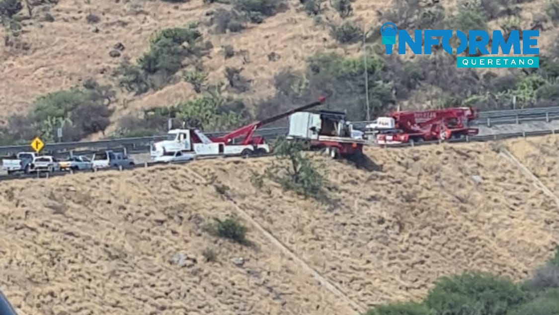 Tráiler estuvo a punto de caer a un barranco en el Junipero Serra