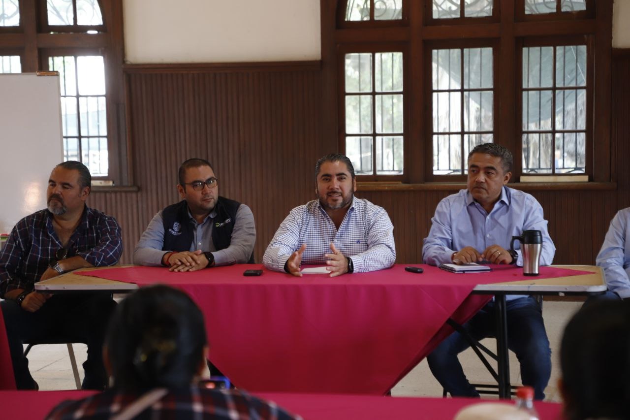 Procura Municipio de Querétaro diálogo con comerciantes artesanos.