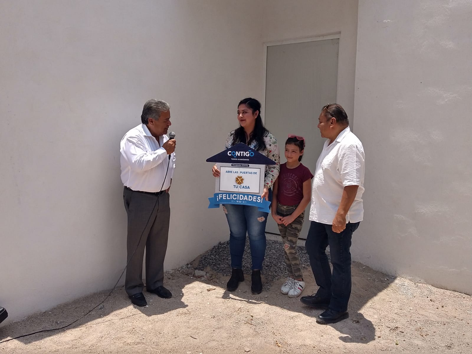 Titular del IVEQ entrega viviendas en Huimilpan