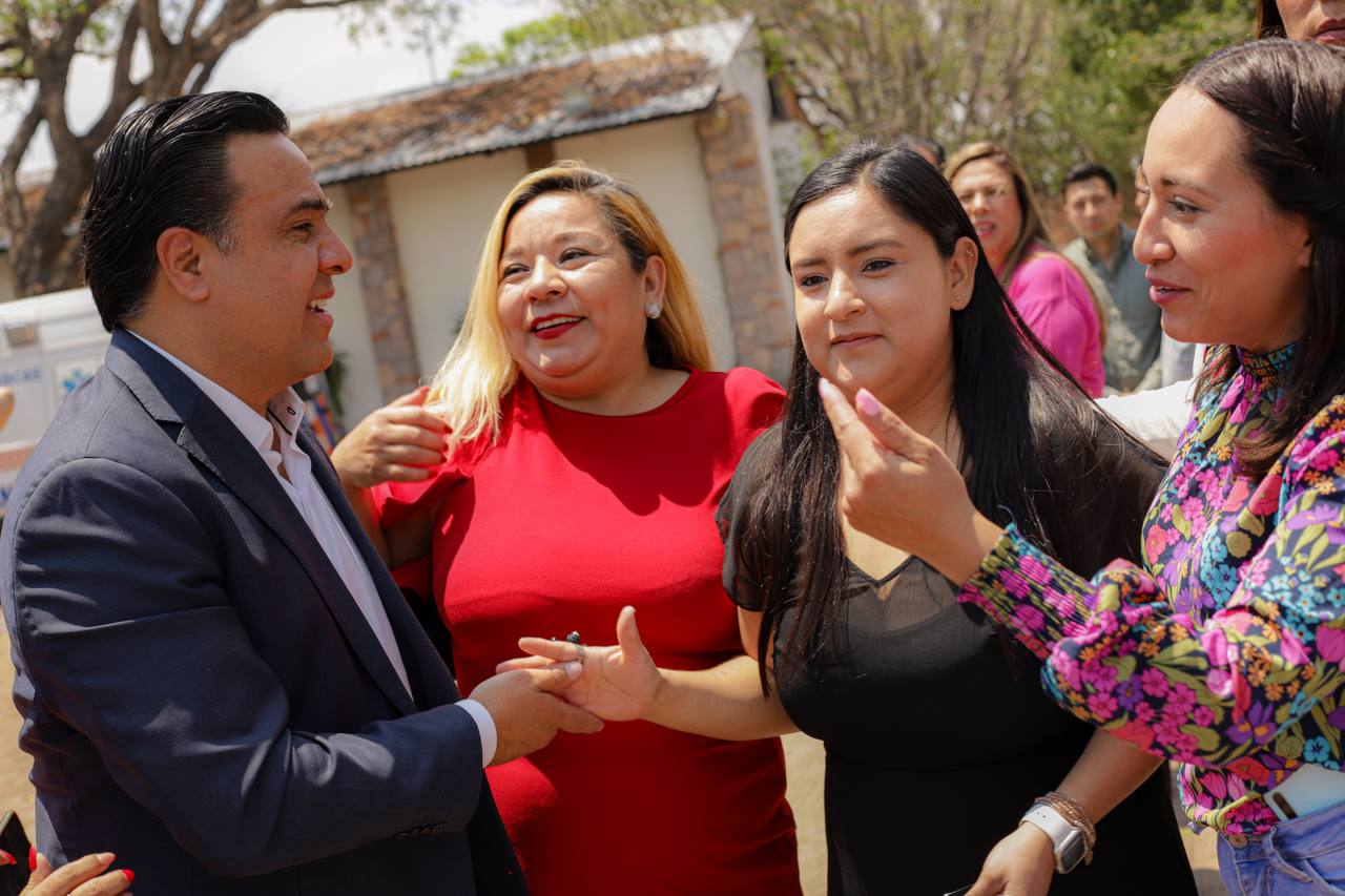 Luis Nava festeja a las madres trabajadoras de Centro Cívico