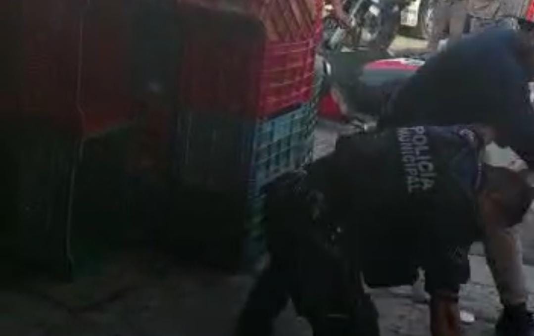 Detienen a un infractor que agredió a un policía en la Central de Abastos
