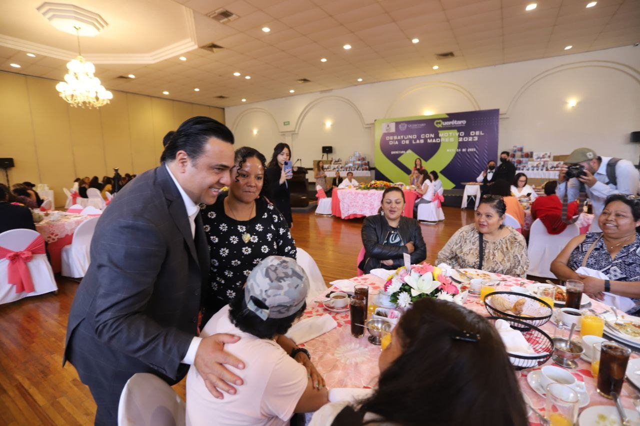 En el mes de las madres, celebra Luis Nava con mamás adscritas al Sindicato de Trabajadores al Servicio del Municipio de Querétaro.