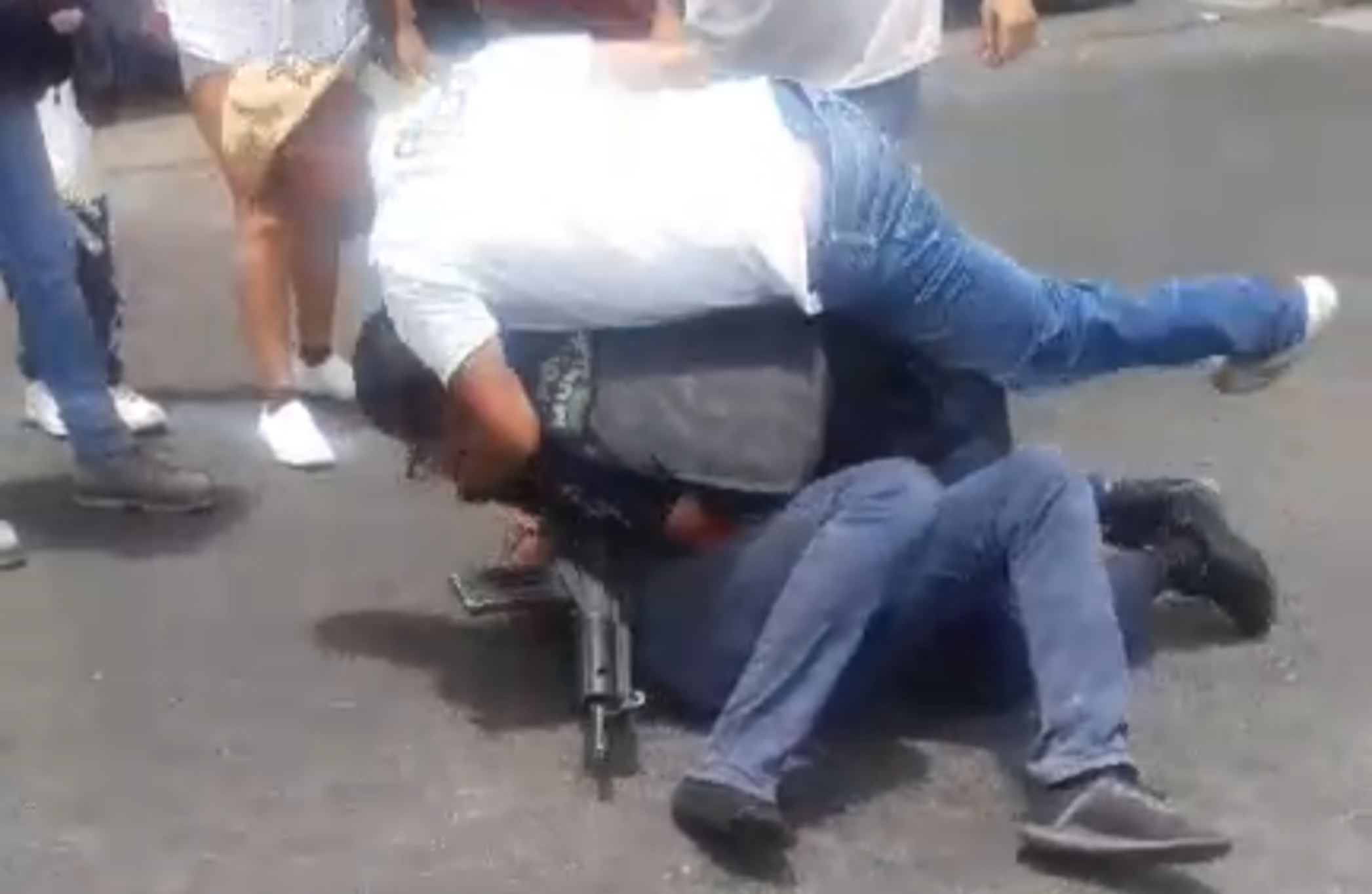Agreden a un policía tras detener a un sujeto que chocó una patrulla