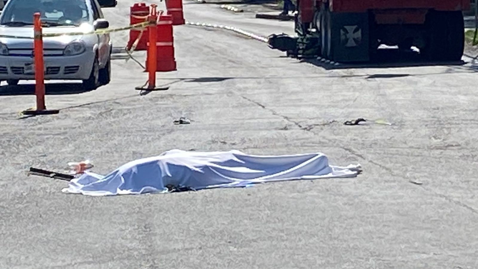 Muere motociclista al ser impactado por camión de volteo en San Antonio de la Punta