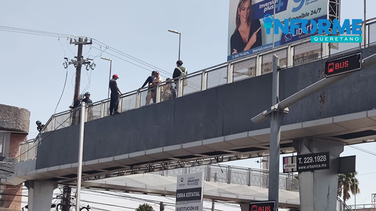 Rescatan a un hombre que amenazaba con arrojarse de un puente peatonal en Constituyentes