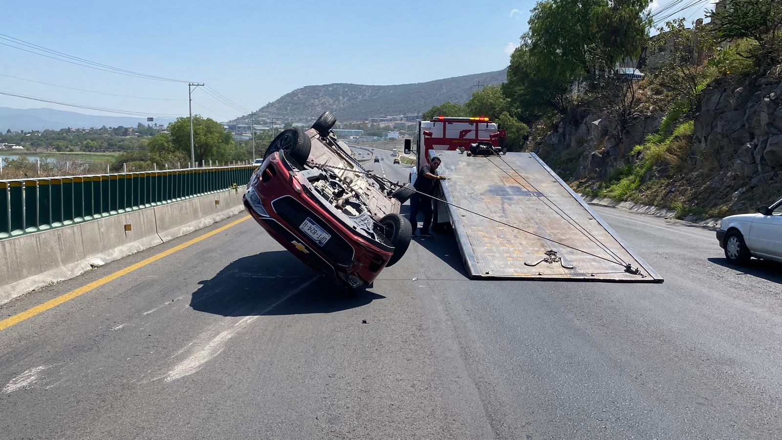 Automóvil vuelca en la Querétaro – San Luis Potosí