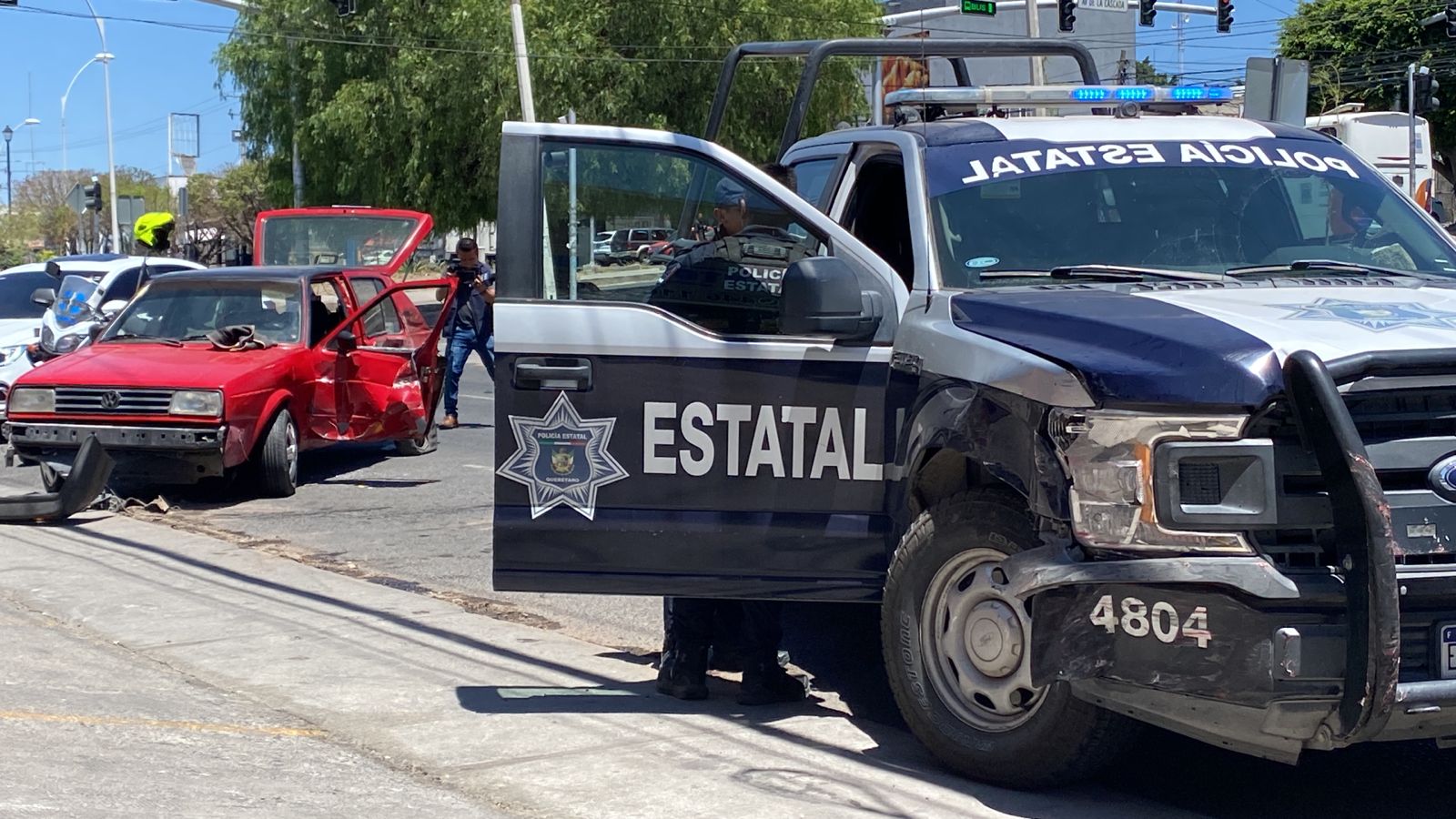 Semaforazo entre patrulla de Poes y vehículo particular en Avenida de la Luz