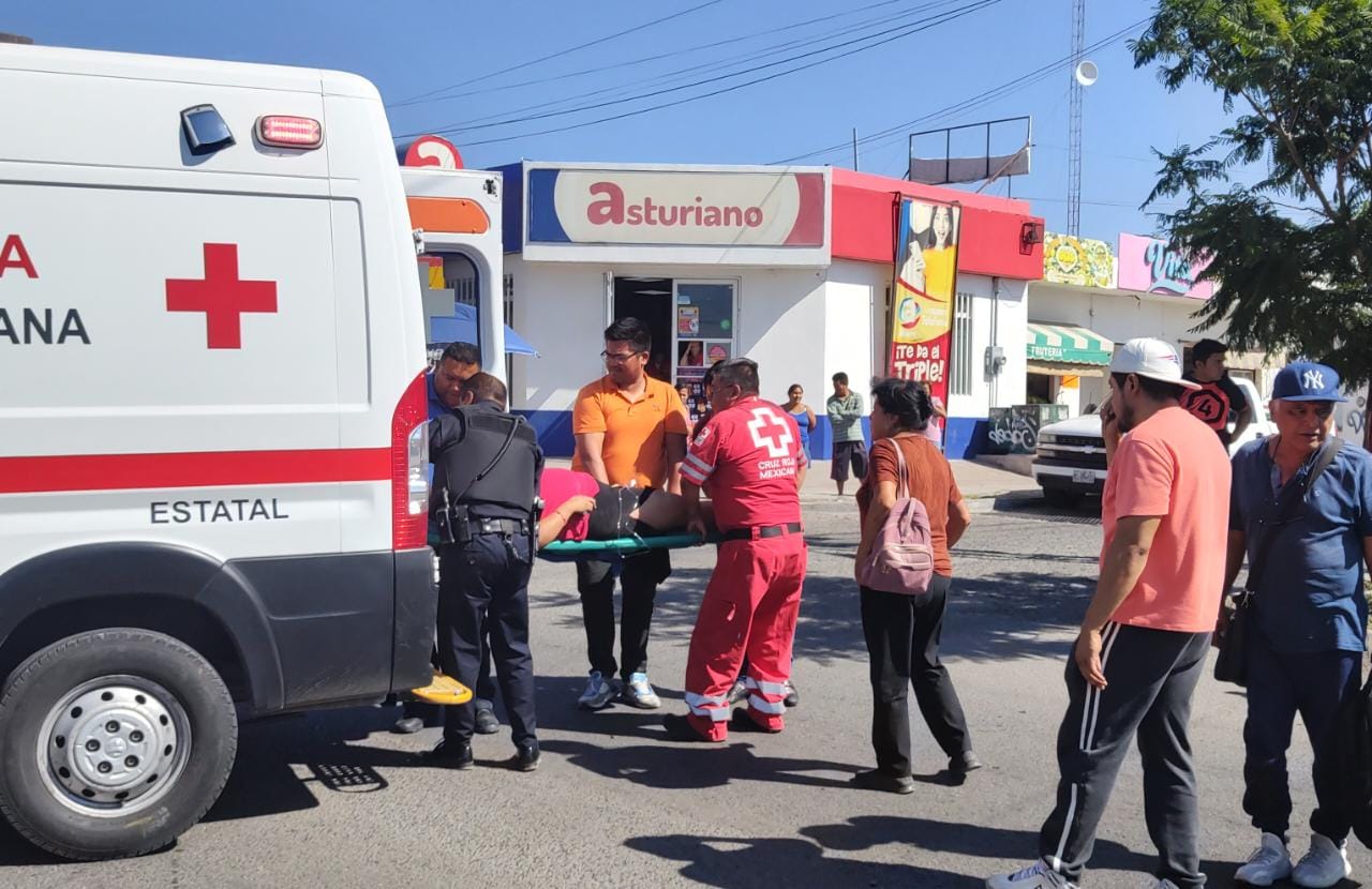 Aparatoso choque dejó a una mujer motociclista lesionada de consideración